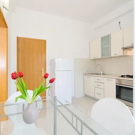 & Bari I - With Balcony And Garden View First Floor -apt 9 Lägenhet Mlini