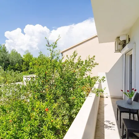شقة & Bari I - With Balcony And Garden View First Floor -apt 9 مْليني